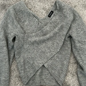 Grå stickad omlott tröja  - En snygg stickad tröja