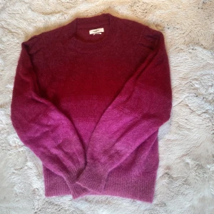 Isabel marant tröja - Säljer en snygg röd och rosa tröja från Isabel Marant. Tröjan är använd ett fåtal gånger i mycket bra skick💞