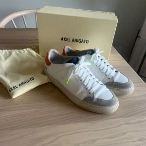 Vita sneakers från Axel Arigato - Axel Arigato skor ”Axel Arigato Clean 90 Triple Sneaker White” Fint skick! Se bilder. Köpta på Care of Carl. Dustbag och skokartong medföljer.