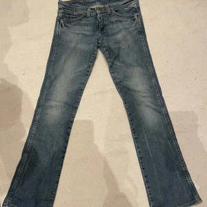 Wrangler Jeans - Lågmidjade. Från Wrangler, inte använda. Midjemåttet: 36cm Innerbenslängd: 80cm. W26 L32