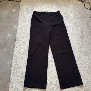 Svarta kostymbyxor - Snygga svarta kostymbyxor med en klassisk design. Byxorna har en rak passform.