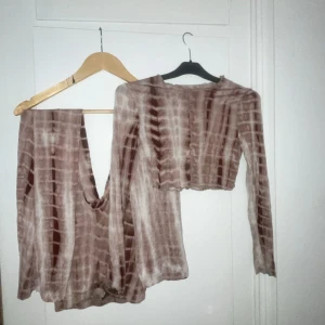 Brunmönstrad croppad topp med byxa - Nyskick. Ett set