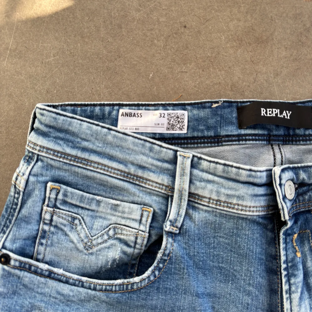 Skit snygga Replay jeans med feta slitningar, nypris ligger runt 2k, mitt pris endast 799!! liten defekt men syns inte om man har bälte! NYSKICK, bättre pris vid snabb affär! Modell 177, lite för långa så passar dej runt 180-185!. Farkut & Housut.