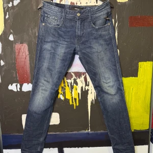 Replay Anbass Jeans  - Supersnygga replay jeans i storlek 30. Snygg färg med snygga slitningar. Sällsynta i denna storlek. Lägg ett bud eller köp direkt! 