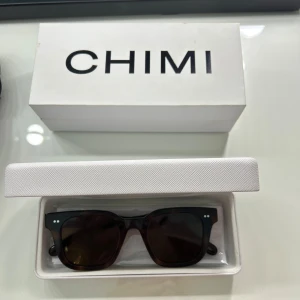 Solglasögon från CHIMI 04  - Säljer mina solglasögon från CHIMI i modell 04 och färg tortoise (brun). Små små repor på glaset men syns inte om man inte kollar nära. Vid köp får du med lådan och lådan där solglasögonen ligger i samt chimis egna servetter till solglasögonen. Om du har frågor tveka inte på att höra av dig.🩷