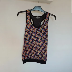 Träningslinne  - Träningslinne i storlek 36/38  S , använd ett fåtal gånger så mycket bra skick. Möjligtvis lite blekare än ny. Nät på rygg (se bild) 