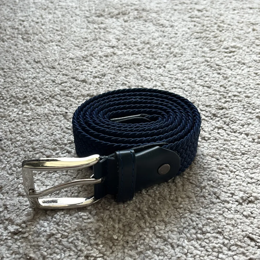 säljer nu detta snygga flätade marinblåa bäldet som är i toppskick, helt nytt. Det är 115cm långt. Tveka inte att ställa några frågor.. Asusteet.