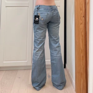 Lågmidjade bootcut jeans🤩 - Nya med lappen kvar!! Midja 39x2 cm, gren 19 cm o innerben 81 cm💕jae 169 o xs-s för referens. Märkta W31 men sitter som en xs på mig