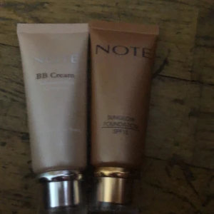 BB Cream och Foundation från Note - Två sminkprodukter från Note: en BB Cream och en Sun Glow Foundation med SPF 15. BB Creamen har en ljus nyans och kommer i en tub med silverlock. Sun Glow Foundationen har en mörkare nyans och kommer i en tub med guldfärgat lock.
