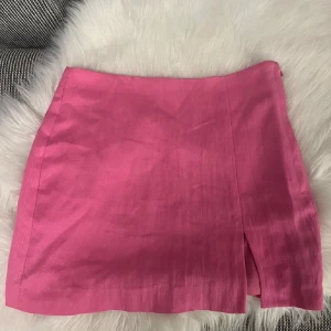 Rosa minikjol - Säljer denna rosa minikjol från h&m då den inte kommer till användning. Passar bra på mig med storlek XS. Endast använd fåtal gånger och därför i superbra skick. Har en liten minislits längst ned i kanten. Passar perfekt nu till sommaren eller till olika temafester.  Tveka inte att höra av er vid frågor eller prisförslag.