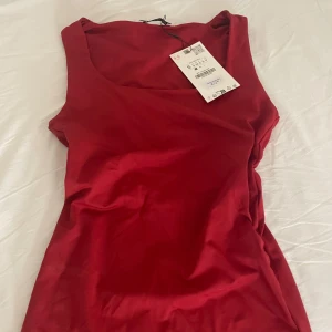 Röd ärmlös topp från Zara - Säljer en supersnygg röd ärmlös topp från Zara. Helt oanvänd, tyvärr passade den inte mig💗