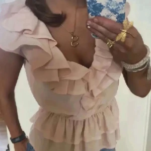 Beige/rosa volangtopp - Säljer denna eftertraktade volangtoppen från hm. Perfekt till sommaren! (Kom privat angående postningen, är utomlands just nu)🌸