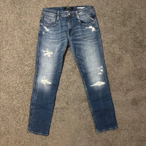 Replay Anbass Jeans  - Tja säljer nu ett par riktigt snygga Replay Anbass jeans i storlek W30 för endast 749kr! Pris är ej hugget i sten, hör av er i dm vid funderingar 🙌
