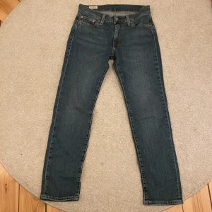 Levis 511 - Säljer ett par mörkblåa Levi’s 511. Jeansen är i mycket bra skick och har inga tecken på användning. Storleken är W30 L30. Nypris ligger på runt 1300 kr. Jag säljer de för endast 199 kr.