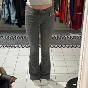 Diesel lowwaist grå bootcut jeans - Sååå snygga grå bootcut jeans med låg midja. Från diesel och kostade cirka 1800 använd knappt 2 gånger
