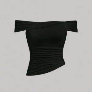 Svart offshoulder topp - Snygg svart offshoulder topp med asymmetrisk design och rynkade detaljer.