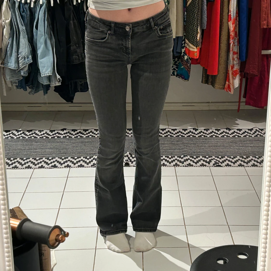 Svarta lowaist bootcut jeans - 1