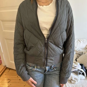 Grön quiltad bomberjacka - Snygg grön quiltad bomberjacka med dragkedja framtill. Jackan har långa ärmar och ribbade muddar vid ärmslut. Pris kan diskuteras!!💞