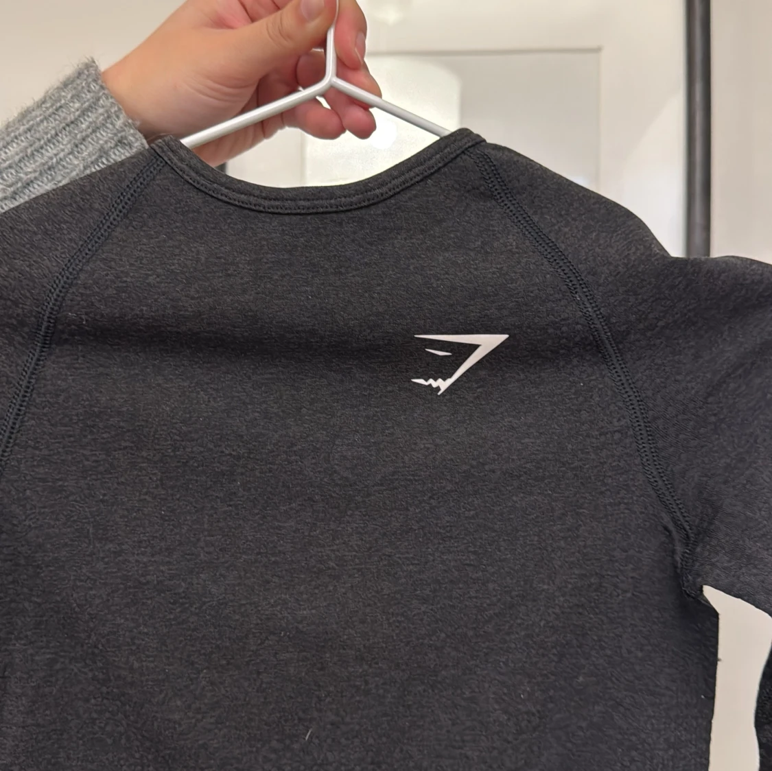 Svart croppad tröja från Gymshark - 1