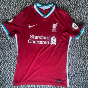 Liverpool FC 2020/21 - Säljer en äkta Liverpool FC tröja från 2020/2021. Inget namn på ryggen men champions märken på axlarna.
