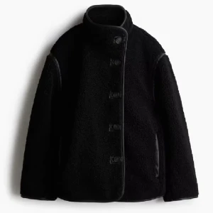 Svart teddyjacka med knappar - Säljer en superfin teddyjacka från hm med knappar och hög krage!💕kan fixa fler bilder vid behov. Skriv gärna om ni har frågor. Pris kan diskuteras vid snabb affär💗