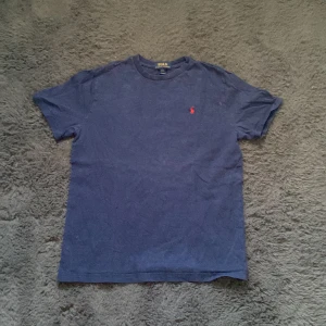 Ralph lauren t-shirt - Nu säljer jag denna Ralph lauren t-shirten. Den har ett par fläckar som ni kan se på bild 4. Man kan nog få bort de med nån typ av tvål elelr nåt. Men priset är aldrig hugget i sten och kontakta vid minsta fundering!