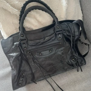 Handväska - superfin och populär hand/axelremsväska, mellanstor 🩷💘finns tecken på användning men fint skick övrigt