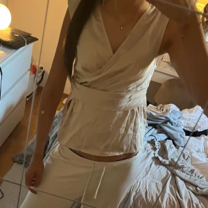 Beige omlottopp - Snygg beige omlottopp i silke material💕