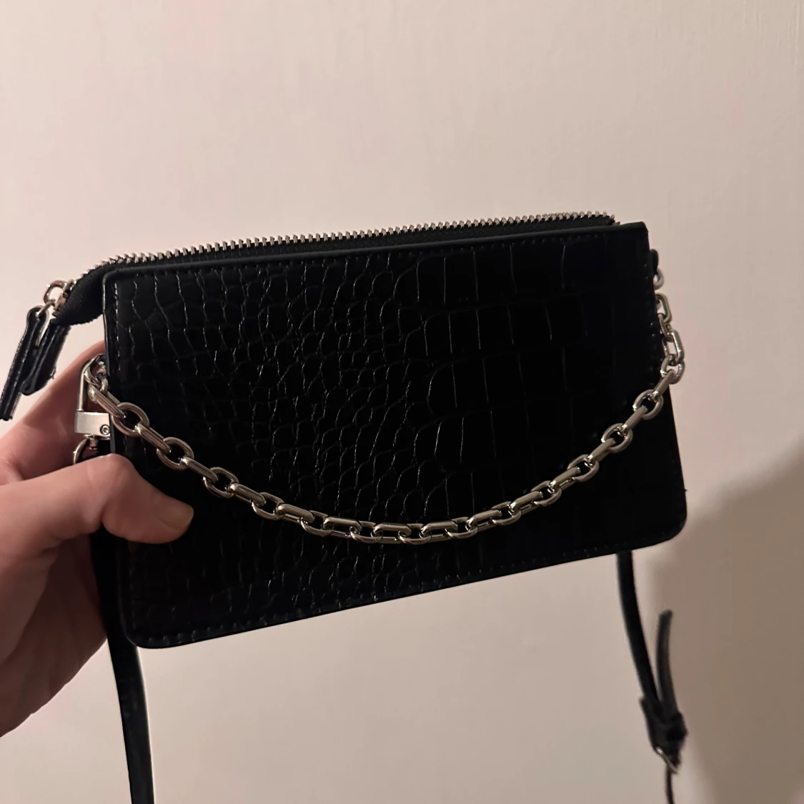 Svart axelväska med kedjedetalj