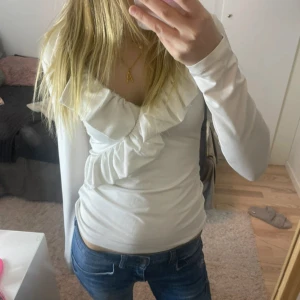 Söt tröja - Långärmad tröja med volanger, ganska liten i storleken och har strek på magen men inget som syns så mycket ❤️‍🔥❤️‍🔥