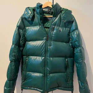 Ralph Lauren El Cap Glossy - Ralph Lauren El Cap Glossy storlek XS.                       Skick 9/10 nyskick.                                                           Finns kvitto och tags.                                                            Nypris 6000 kr, mitt pris 3200 kr.                           Priset går självklart att diskutera!                                                  Vid fler funderingar tveka inte på att slå en signal!                  /VS