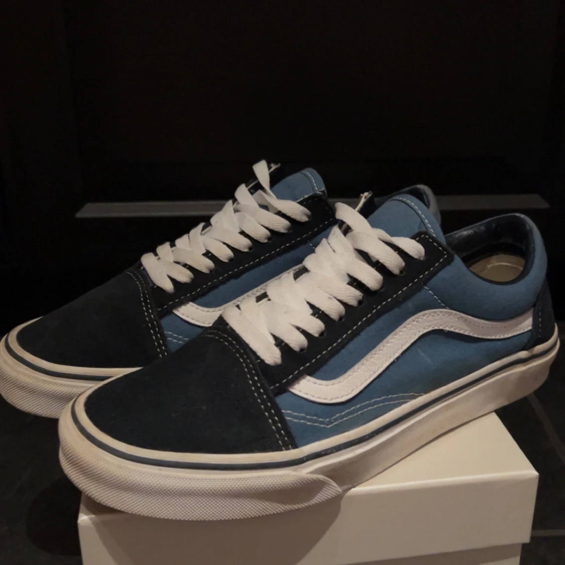 Blå och svarta sneakers från Vans - 3