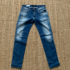 Replay Anbass - ✅ Storlek: [W32 L32] ✅ Färg: [Blå] ✅ Skick: [9/10]✅ Nypris: [1400 kr] ✅ 