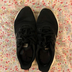 Adidas sneakers  - Adidas sneakers i storlek 39, gummit framme har släppt lite och det är även små hål i hälarna men i övrigt är skorna super sköna!!!