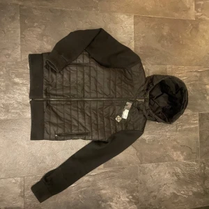 Cardigan J.Lindberg - Tja säljer nu denna svarta eftertraktade cardigan ifrån j.lindberg i storlek S för endast 1999kr! Jackan är i toppen skick med tags kvar! Försiktigt använd | skick:9/10. Priset är ej hugget i sten! Skriv i dm vid funderingar🙌