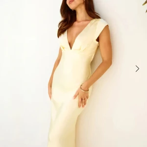 SÖKER!! Hello Molly balklänning - Söker denna gula balklänning från Hello Molly i XS 💞