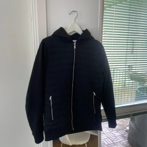 Svart cardigan jacka - Säljer en stilren svart quiltad jacka med huva perfekt för vår och sommar dagar. Jackan är i storlek S och modellen på bilden är runt 180cm lång👍👍