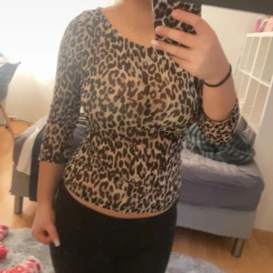 Leopardmönstrad topp med trekvartsärm - Leopardmönstrad topp i mesch #festtopp #fest #fintopp #party #leopard #leopardprint #leo #nelly #spets #mesch #intimissimi #genomskinlig #genomskinligtröja #gina #zara #ginatricot Säljer en snygg leopardmönstrad topp med trekvartsärm. Perfekt för att ge din outfit en djärv touch. Toppen har en normal passform och är tillverkad i ett mjukt material. #lace #spets #romantic #stockholmstil #romantisk #sommar #stochkolmsstil #tröja