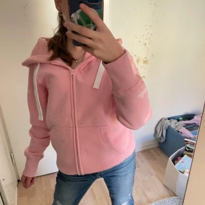 rosa russemerch hoodie - Säljer min rosa russemerch hoodie i storlek s, den är jätte skön och fin men tyvärr lite stor på mig. Den har inga fläckar och är i nyskick.