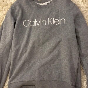 Calvin Klein sweatshirt  - En grå Calvin Klein tjock tröja❣️ är i bra skick. Storlek M i herr storlek