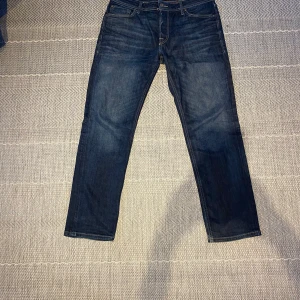 Mörkblå jeans från Jack & Jones - Snygga mörkblå jeans från Jack & Jones med klassisk femficksdesign. De har en normal passform och är perfekta för en avslappnad stil. Nypris: 699kr från Jack&Jones. Skick: 8/10.