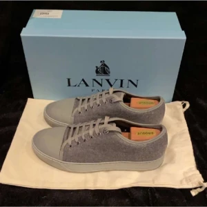 Lanvin Cap Toe - Tja, säljer ett par lanvins i riktigt fint skick i storlek uk6 som motsvarar 41/42 i EU.  Färgen grå med matt cap toe. Nypris 4999kr Mitt pris 1499kr Självklart äkta. Dustbag skickas med. Hör av dig vid frågor eller funderingar. OBS box skickas inte med!