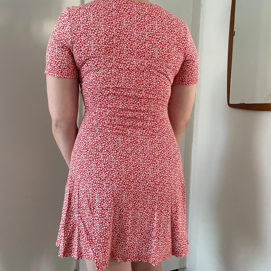 Röd blommig klänning - 1