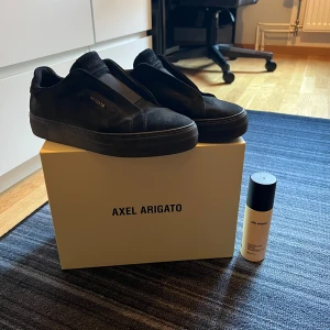 Arigato skor - Köpt skorna i NK förra sommaren men använde knappt dem då de passade inte riktigt min still. Skick 8/10 knappt använda, som sagt. Spray till mocka materialet kommer med.