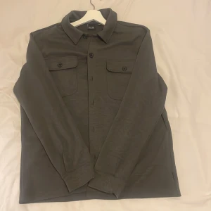 Overshirt - Säljer den här overshirten från only & sons till ett mycket bra pris. Den är endast använd 1 gång då jag fick den i present men den är inte i min smak. 