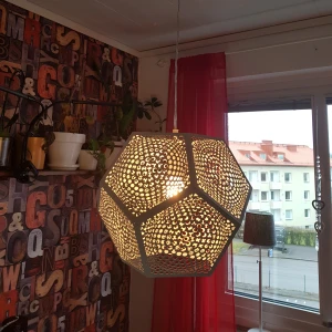 Taklampa med geometrisk design med orginal box - Taklampa med geometrisk design med orginal box. En stilren taklampa som sprider ett vackert och stämningsfullt ljus. Lampan har en unik geometrisk form med ett perforerat mönster. Max 60W, E27 sockel. Metall allt utom slad. El kontakt och glödlampa medföljer ej Skick mycket bra