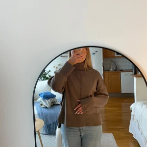 Brun polotröja från Vila - Säljer en snygg brun polotröja från Vila. Tröjan har en ribbad polokrage och långa ärmar med ribbade muddar. Perfekt för kyligare dagar och ger en stilren look. Passar bra till jeans eller kjol. 🧡