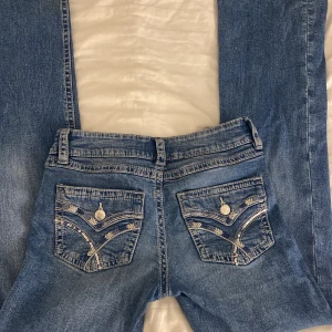 Bootcut jeans - Säljer ett par jätte fina jeans i jätte bra skick ”har använt 2 gånger” de sitter perfekt och har en snygg design på fickorna😍