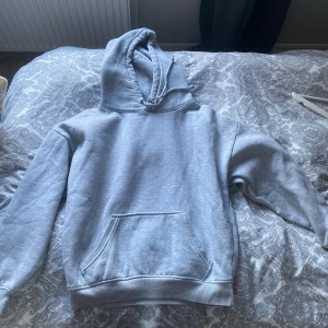 Grå hoodie från Bik Bok - Säljer en grå hoodie från Bik Bok i storlek S, men är oversized. Den har små defekter såsom noppror och en liten tråd i ena ärmen, syns på bild 3 och fyra. Köpt för 300kr men då den har små defekter säljer jag för 150kr 
