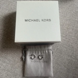 Örhängen  - Michael kors örhängen som aldrig kommit till användning 